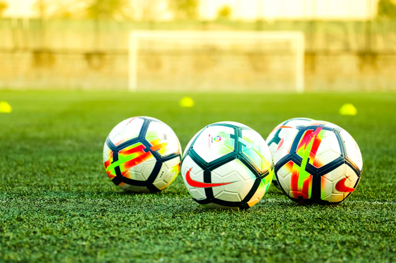 Cancha de fútbol con pasto sintético verde brillante