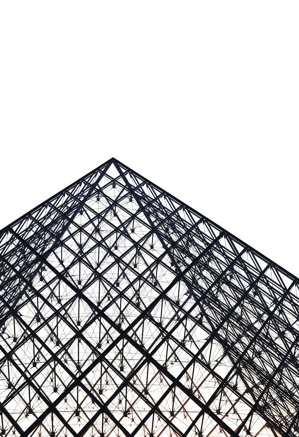 Low-Angle-Fotografie von schwarzen Gebäuden