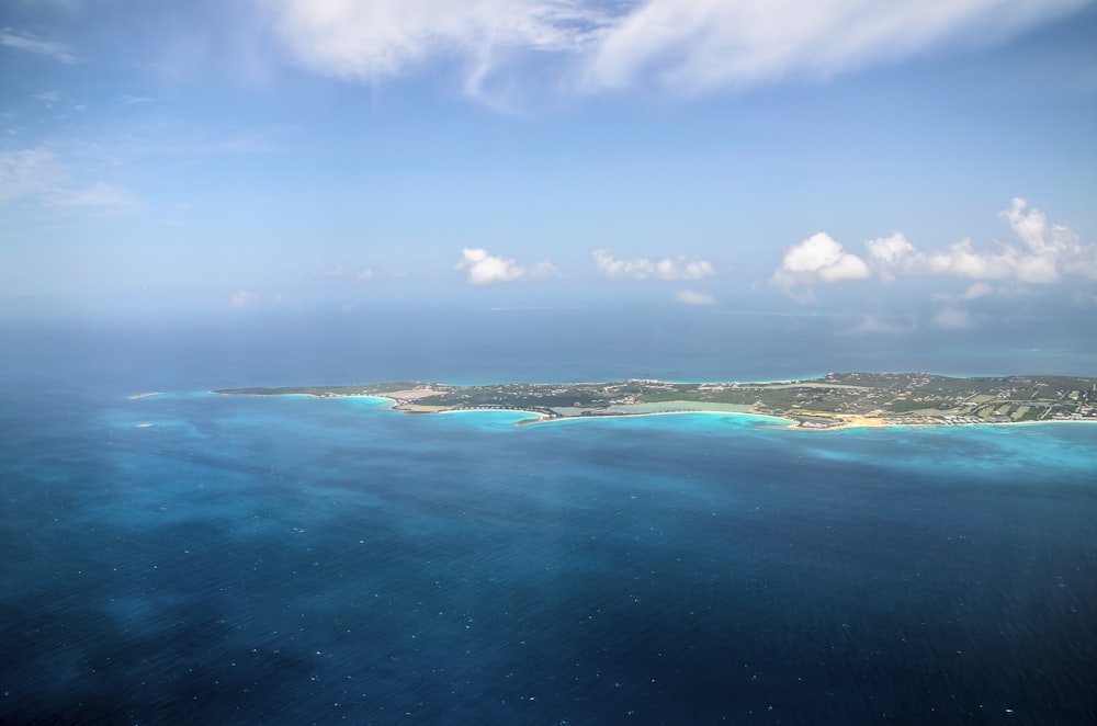 Isla bajo el cielo azul