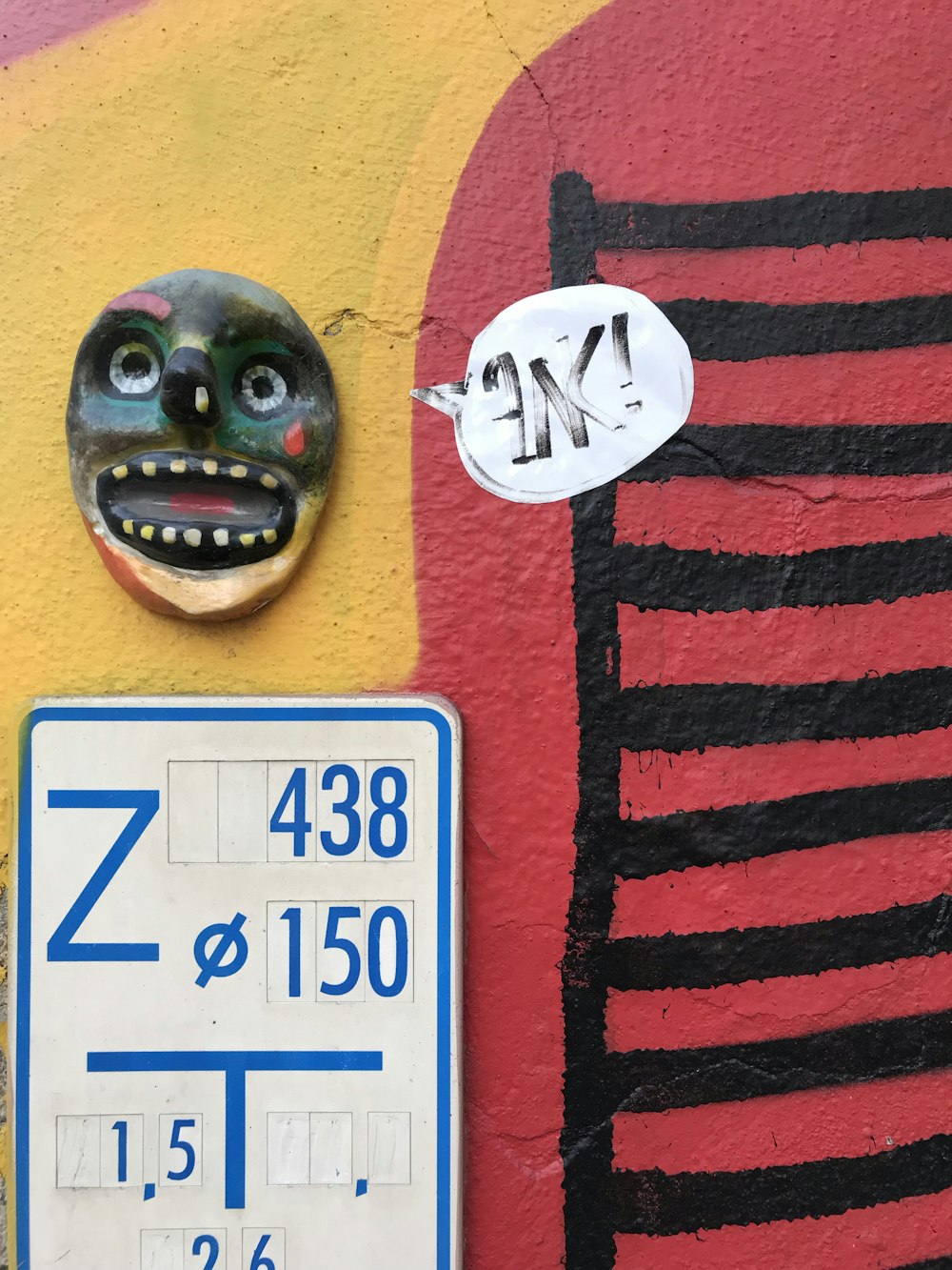 uma placa de rua com um rosto assustador
