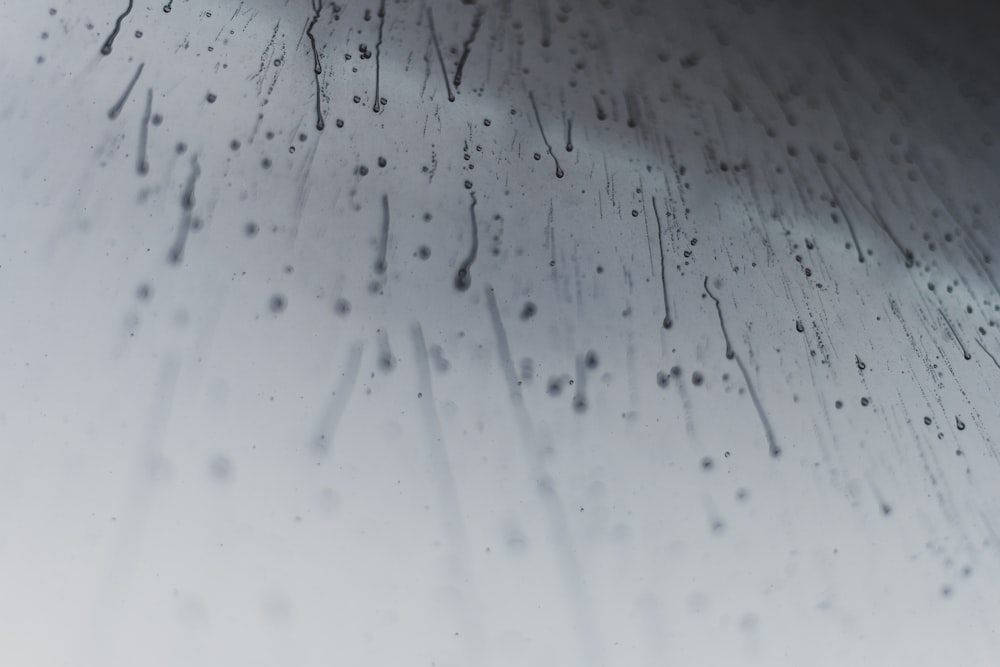 rosée d’eau sur panneau de verre