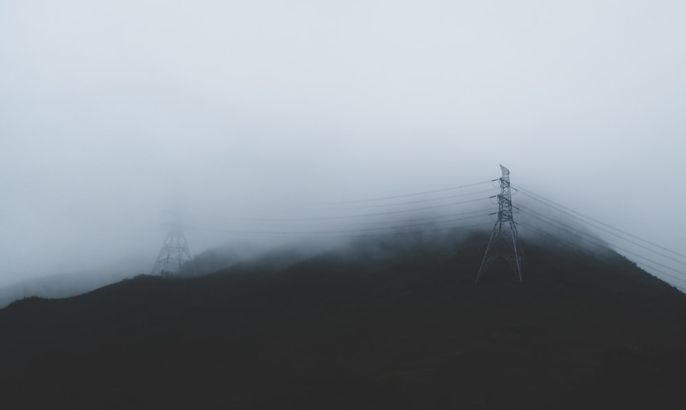 Photographie en contre-plongée d’un pylône sous les nuages