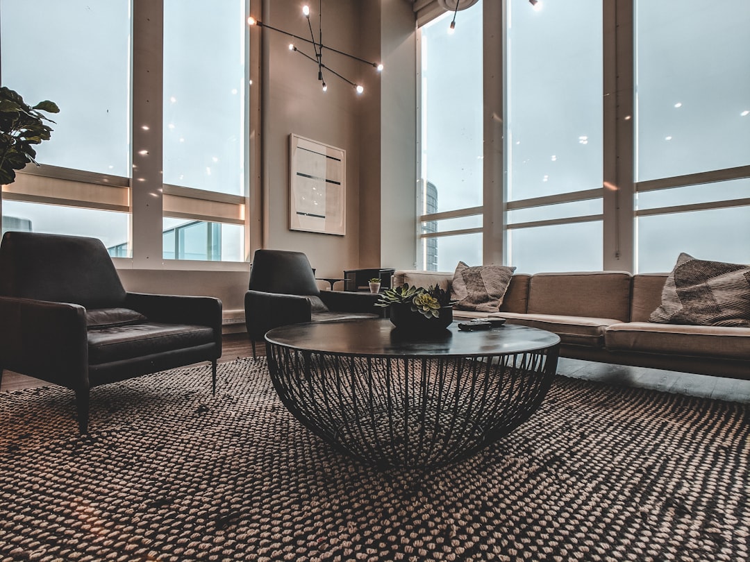 round black table,