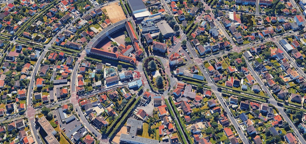Photographie aérienne d’une intersection routière de jour