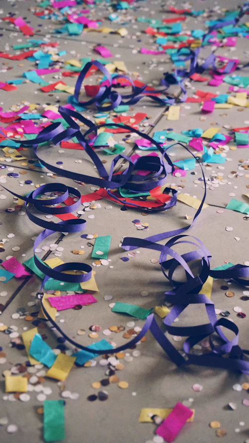 Confeti y cintas de colores en el piso, carnaval