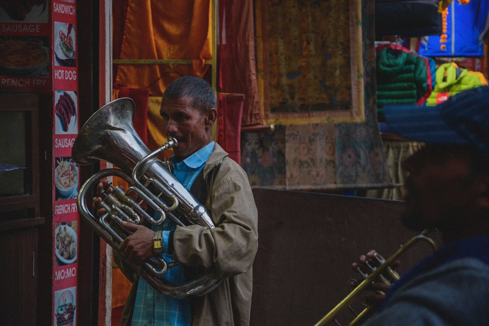 Mann spielt silberne Tuba