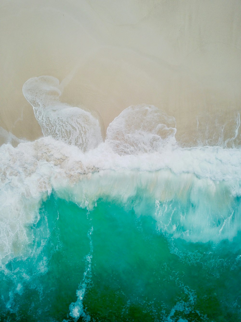 sea waves crashing on shore during daytime