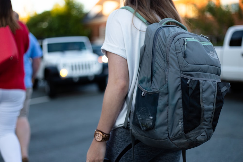 femme utilisant un sac à dos gris