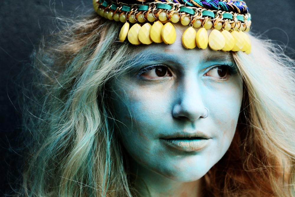 파란색과 녹색 전통 headdres를 입은 여자