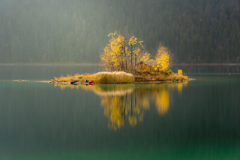 Insel umgeben von Wasser