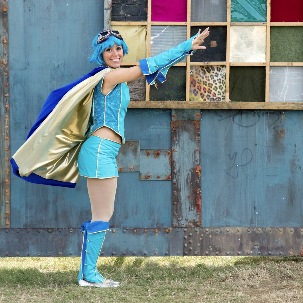 Mujer con traje de anime a punto de volar posición