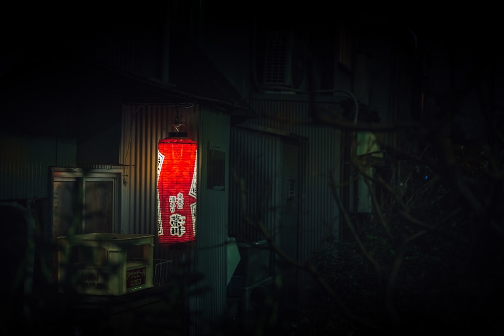 Una lanterna rossa appesa al lato di un edificio