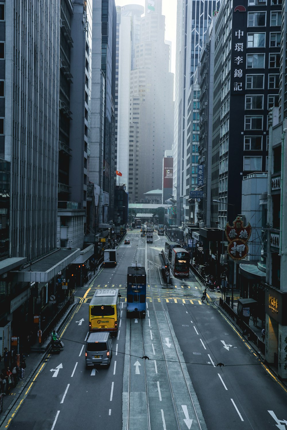 vehicle passer on road between buildings