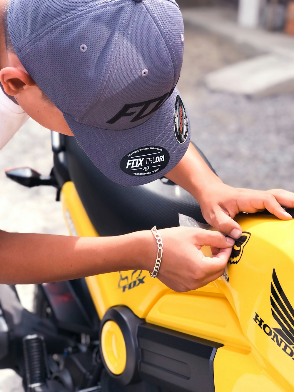 gelbes und schwarzes Honda-Motorrad