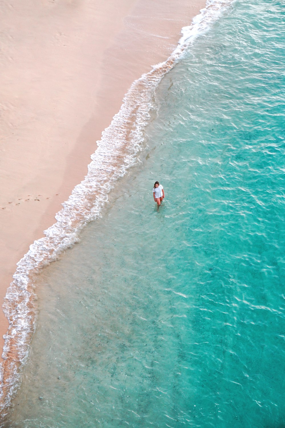 persona in piedi in riva al mare