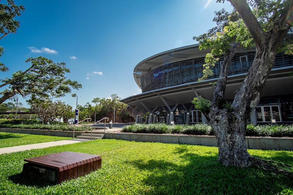 banco de madeira marrom