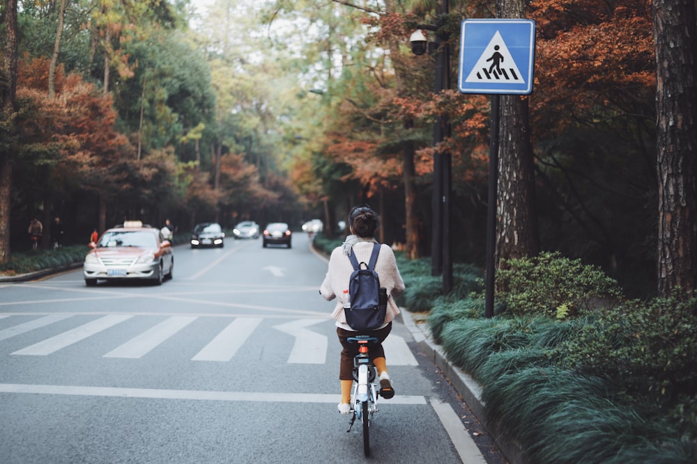 路上で自転車に乗る男