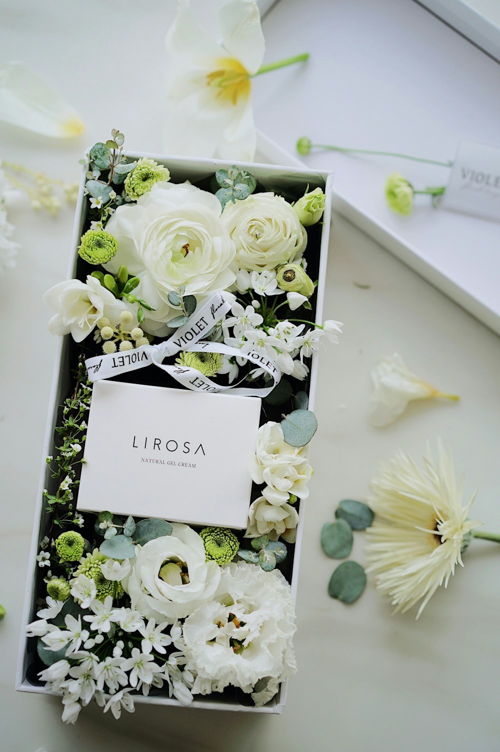Lirosa flowers in box