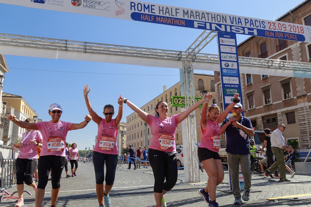 persone che partecipano alla Mezza Maratona di Roma durante il giorno