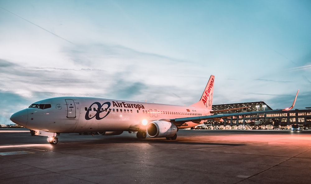 foto de foco raso do avião branco