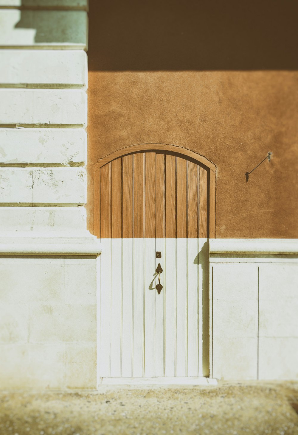 Puerta de madera blanca y marrón cerrada durante el día