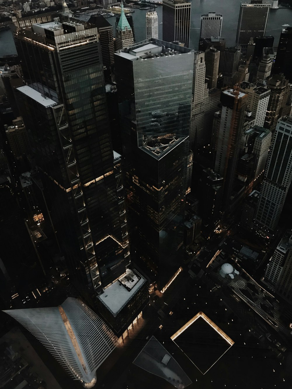 foto aérea de edifícios da cidade durante o dia