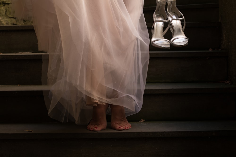 mulher em pés descalços em escadas