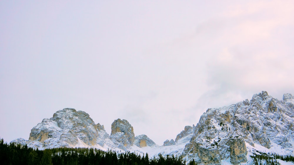 Paisaje montañoso helado