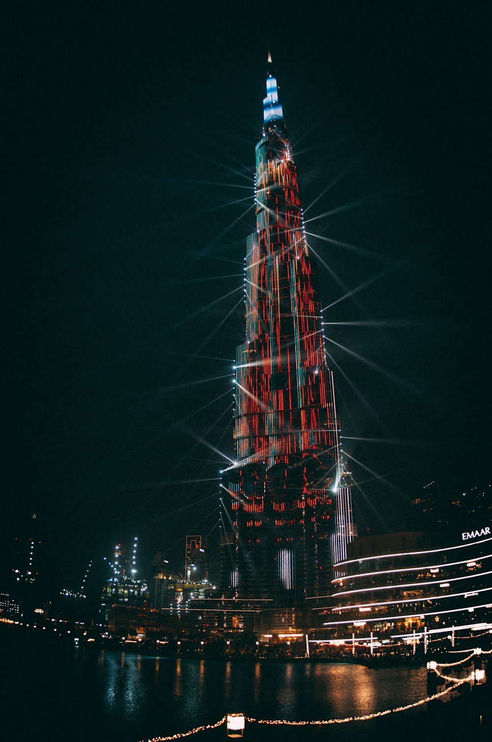 immeuble de grande hauteur pendant la nuit