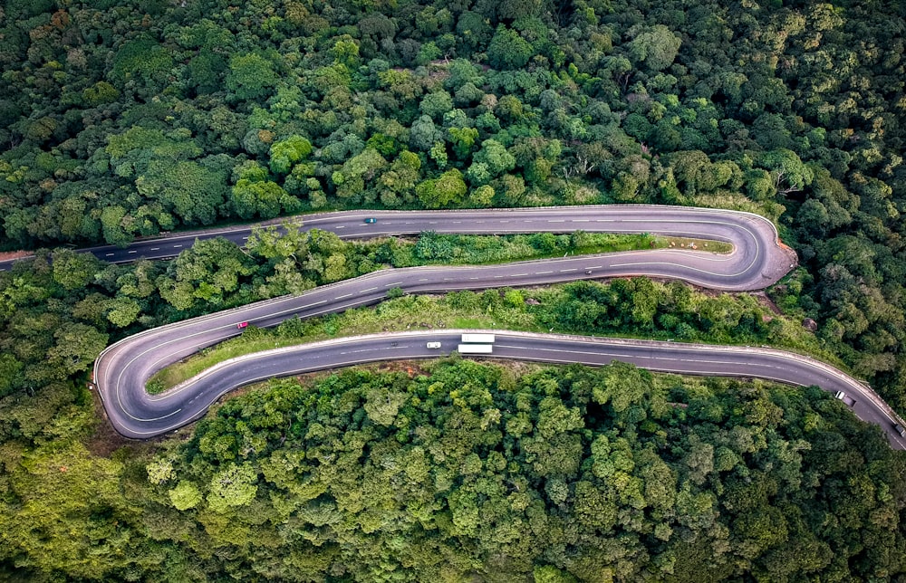 Fotografía aérea de una carretera ondulada
