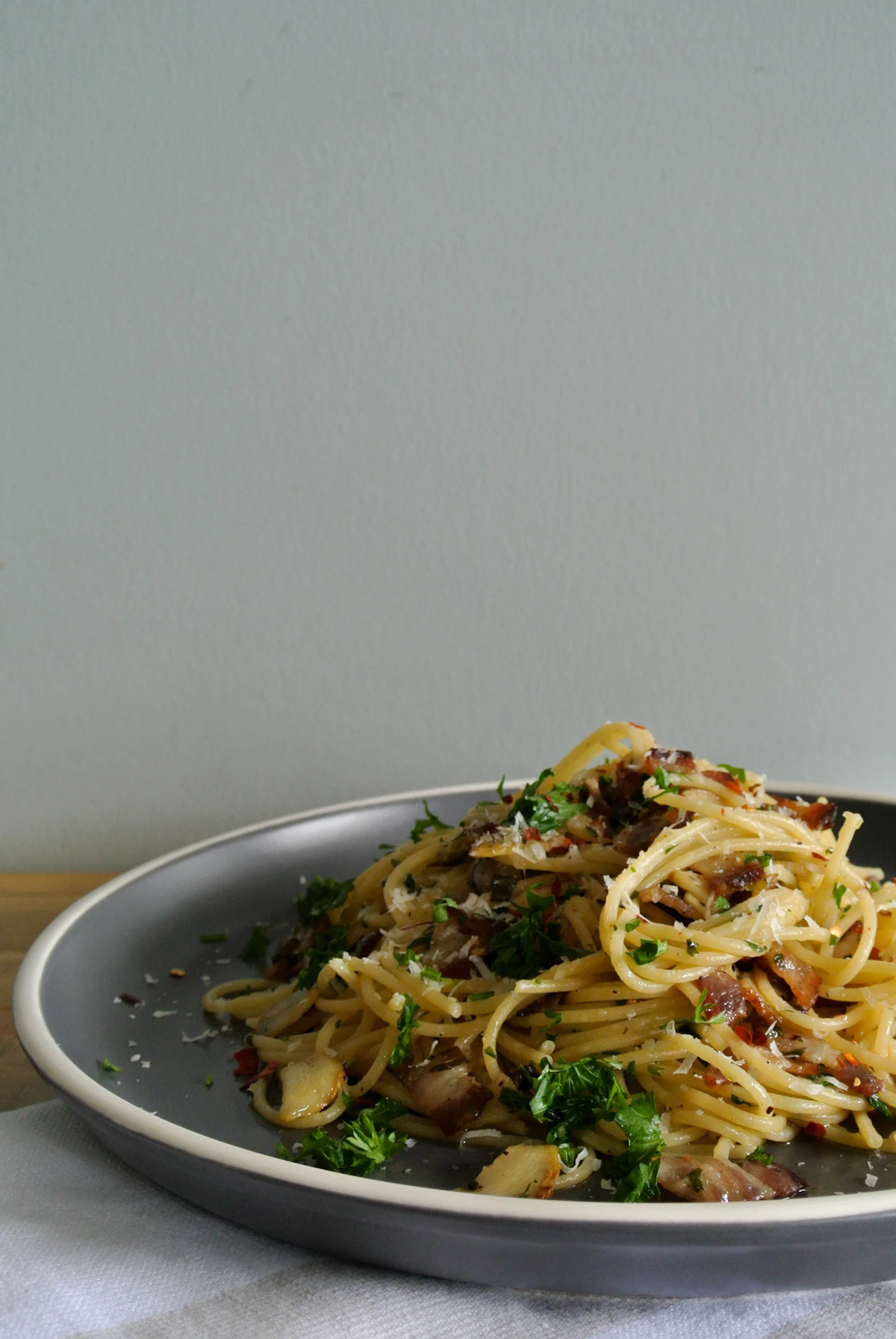Pasta condita con olio e aromi, esempio di un primo piatto appena preparato