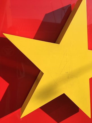 A vibrant star rating overlay on a premium course product card.