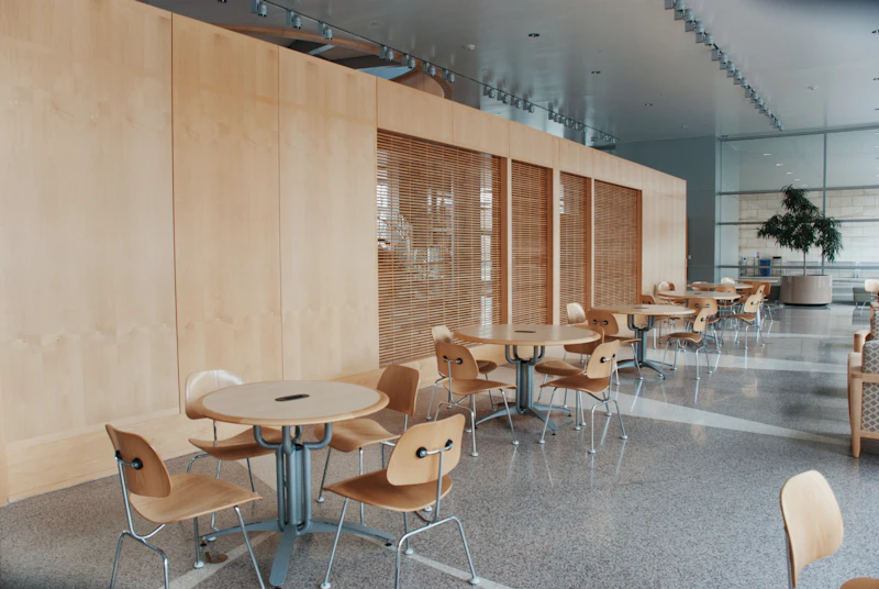 Sala de comedor con mesas de madera preparada para el servicio