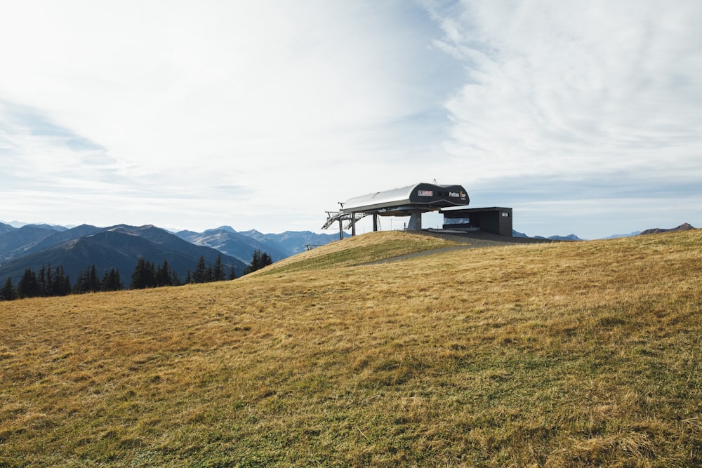 Edificio grigio con distanza alla montagna