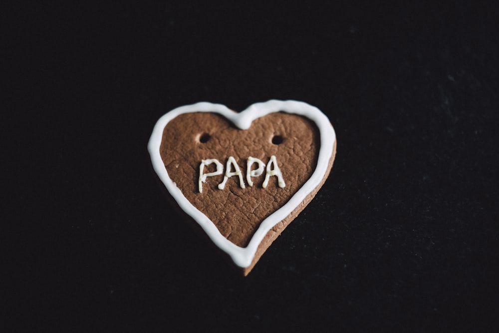 biscoito em forma de coração com decoração papa