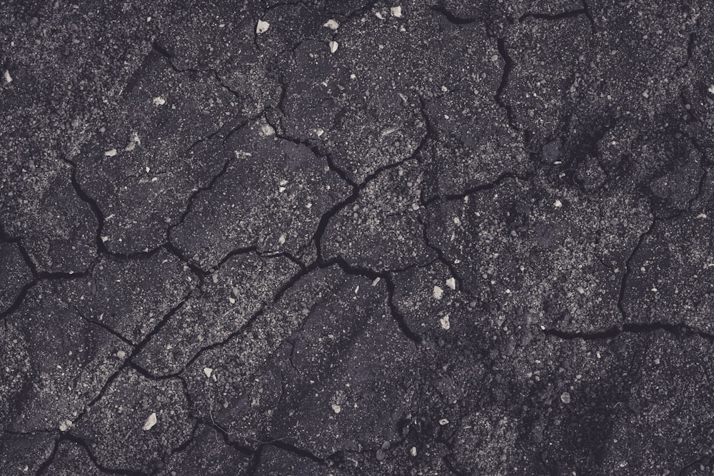 une photo en noir et blanc d’une surface fissurée