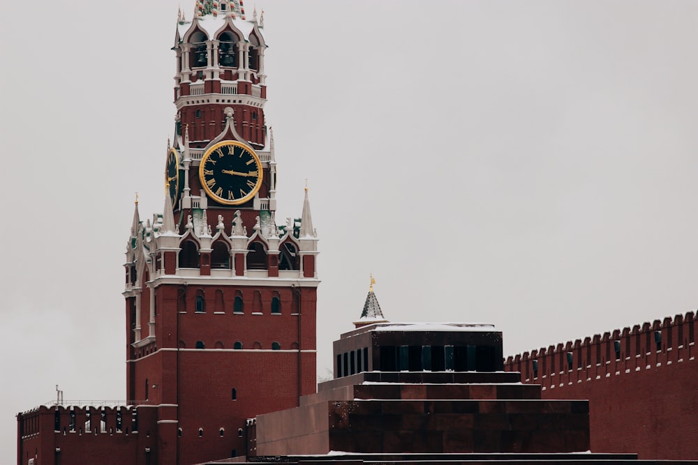 赤いコンクリートの塔時計のローアングル写真