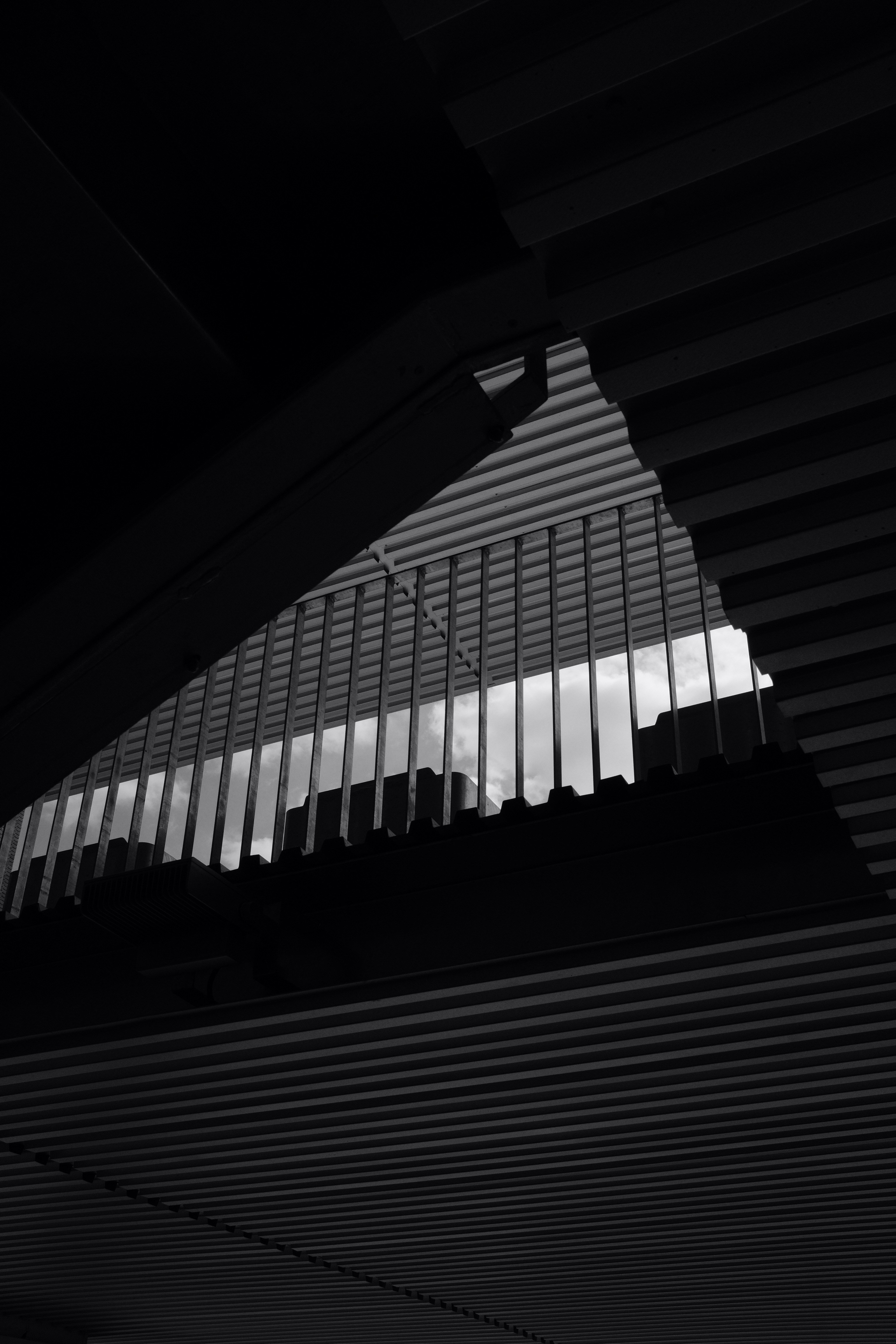 fotografia ad angolo basso della ringhiera della scala