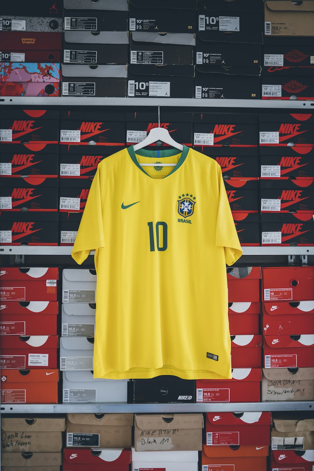 pendurando camisa de futebol Nike amarela e verde