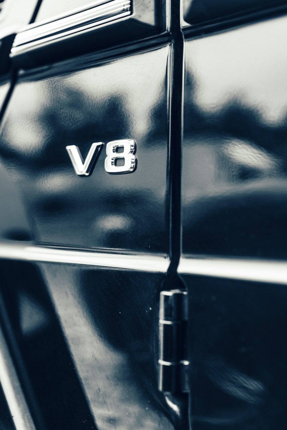 a black and white photo of a v8 emblem