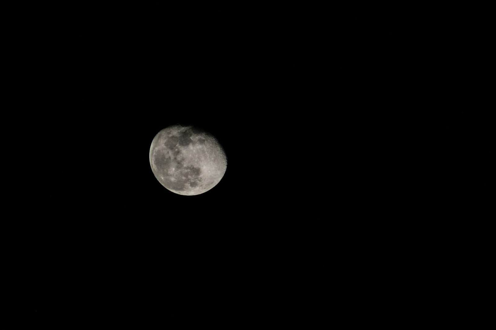Canon EOS 1300D (EOS Rebel T6 / EOS Kiss X80) + Canon EF 75-300mm f/4-5.6 sample photo. Moon illustration photography