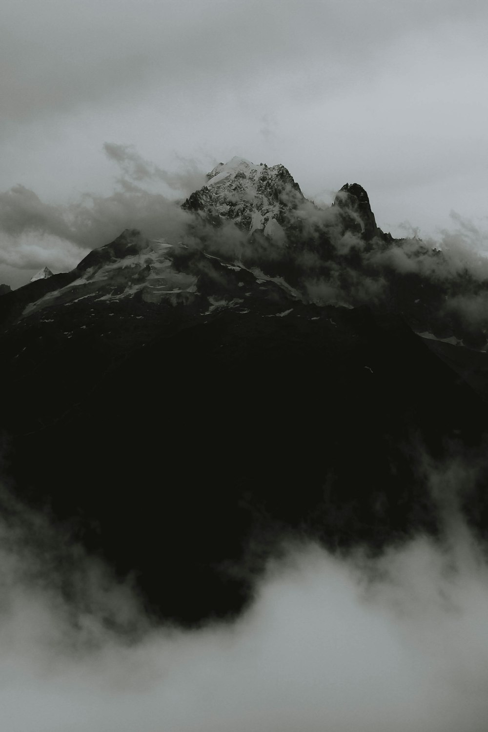 Wolken nach Berggipfel