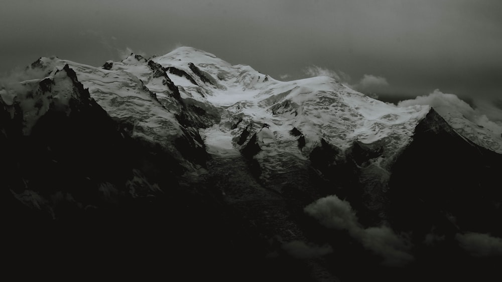 산맥의 그레이스케일 사진