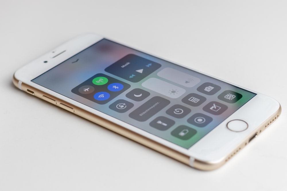 ゴールドの iPhone 6s がオンになっています