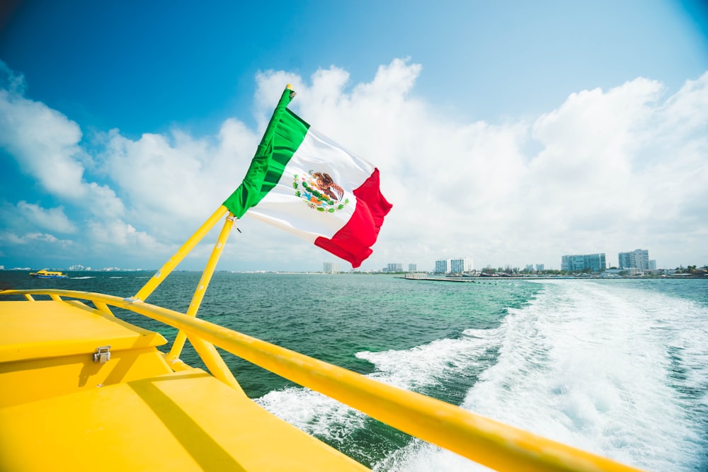 Bandera de México en barco amarillo