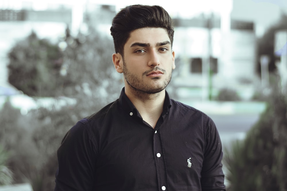 man wearing black dress shirt