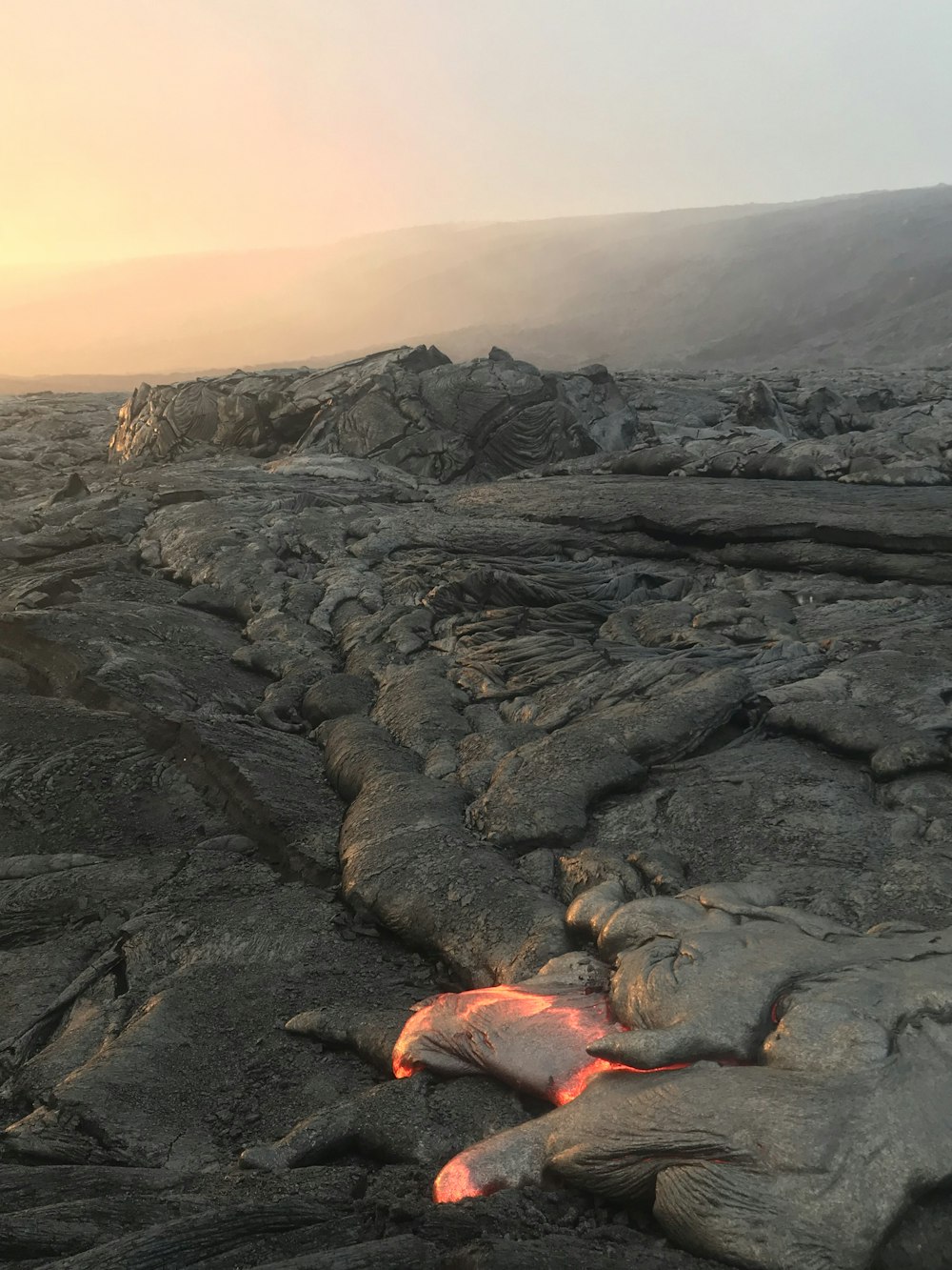Un flujo de lava en medio de una zona rocosa