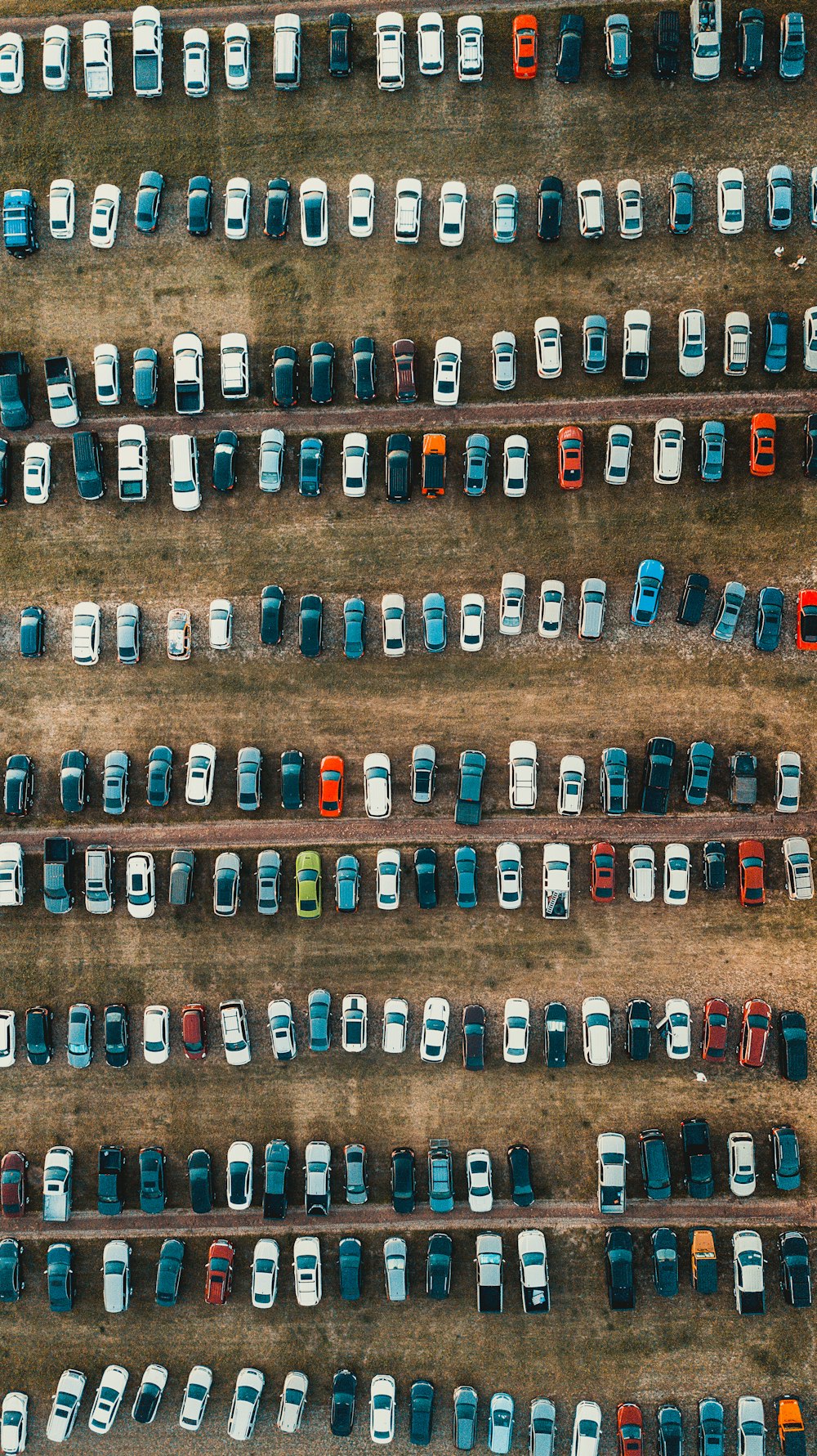 Vista aérea de los coches en el aparcamiento durante el día