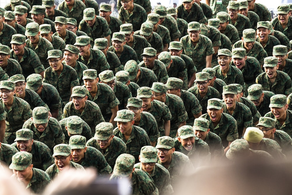 groupe de soldats pendant la journée