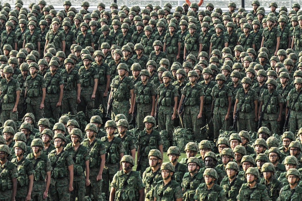 Soldados en el campo de batalla durante el día